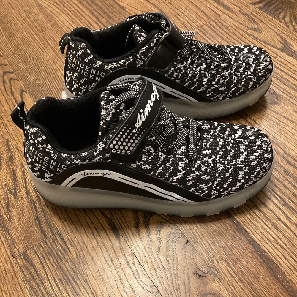 Moge Wheeled Shoes like Heely’s